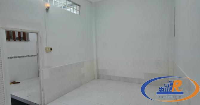 NHÀ LẦU ĐÚC - DT RỘNG - NẰM KẾ TRƯỜNG CHÂU VĂN LIÊM